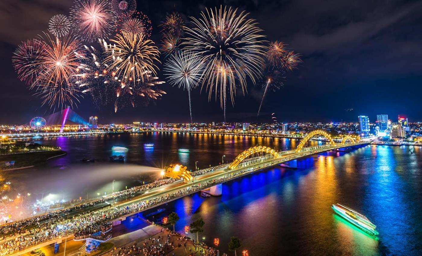 Moonlight Hotel Suites & Spa - City Center, High Floor, Great Location & Romantic River View & Dragon Bridge View Da Nang Zewnętrze zdjęcie